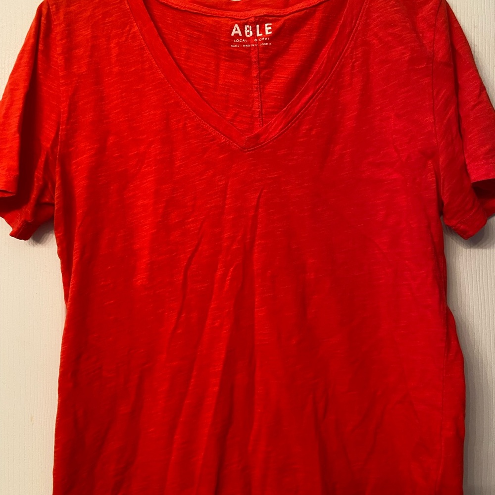 Able red short sleeve tee in size small